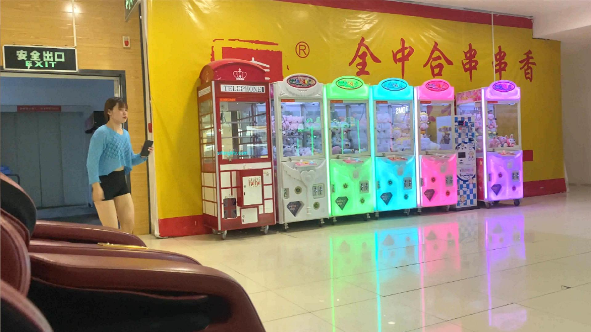 大神潜入医院厕所偷拍美女医生和患者 贴逼拍摄 危险系数也是相当大的 第二季.mp4_2023.jpg